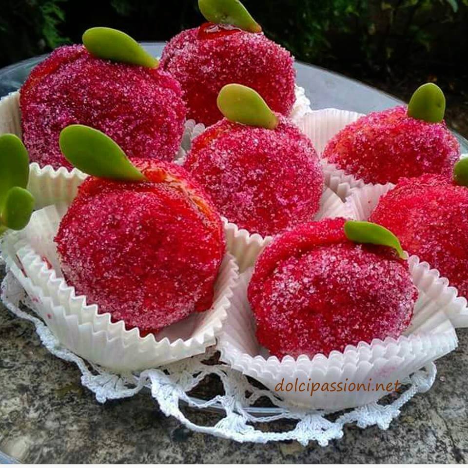 Finte pesche dolci profumate all'alchermes - Dolci Passioni