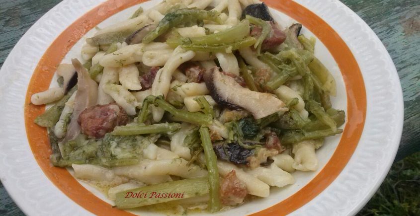 Cavatelli Preparati A Mano Con Cardoncelli Verdura Funghi Cardoncelli E Salsiccia Piccante Dolci Passioni