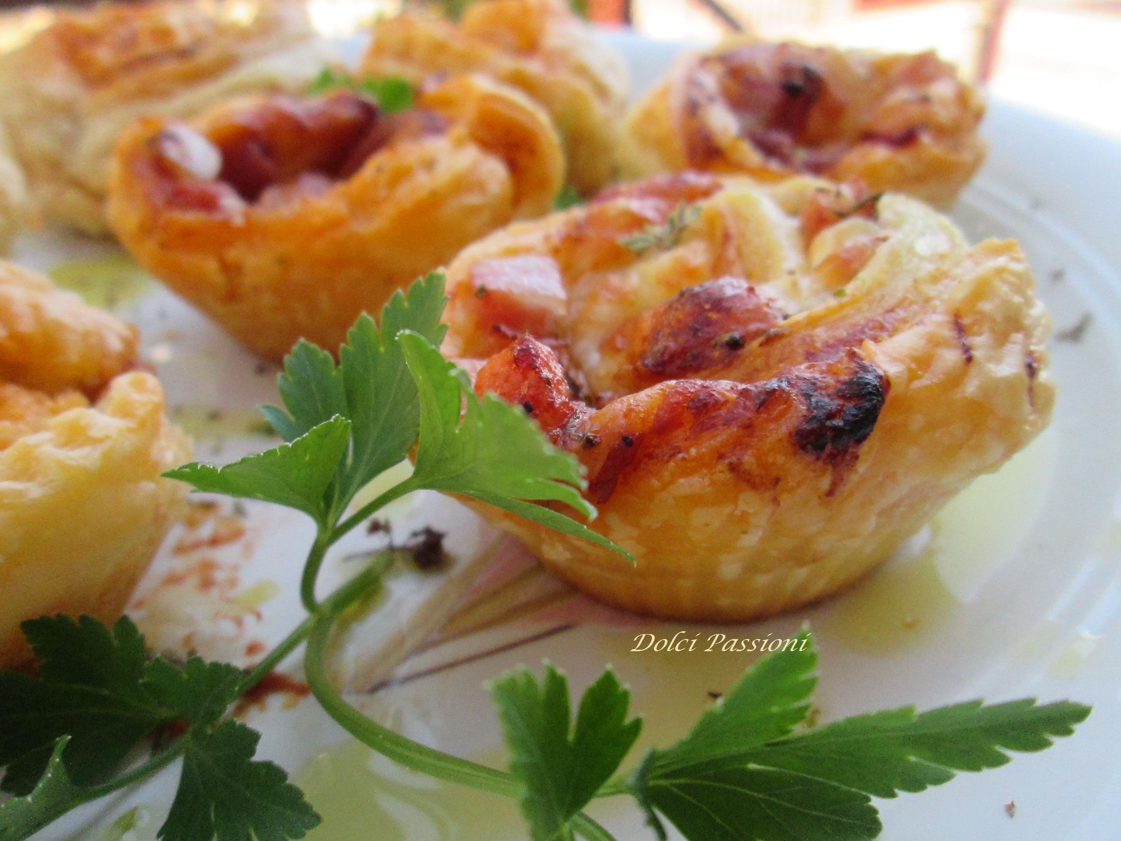 Rose di pasta sfoglia con pancetta, scamorza e polpa di pomodoro