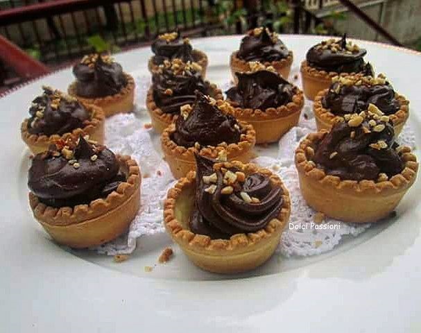 Cestini di pasta frolla con ripieno di ganache al ...