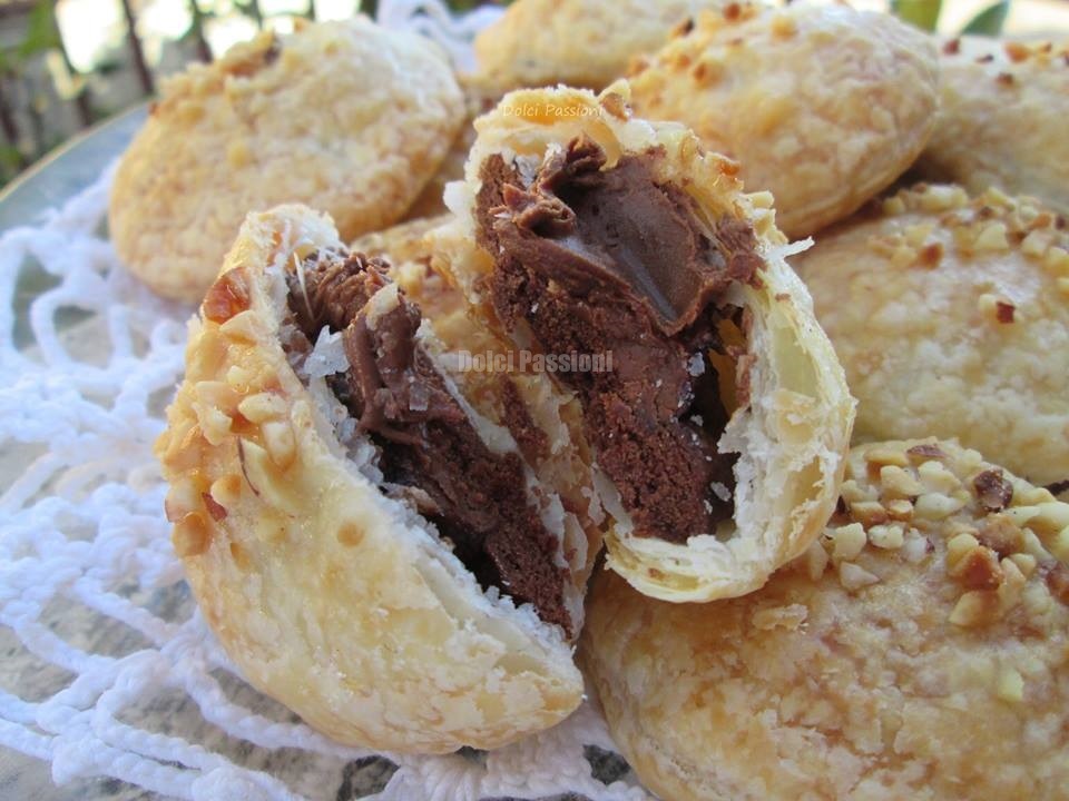 Ravioli di pasta sfoglia con ripieno di biscotti Pan di stelle e Nutella