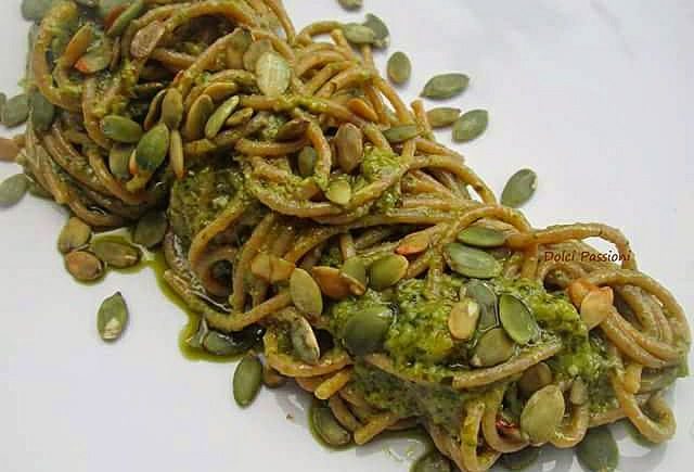 Spaghetti con pesto di erbe aromatiche e pistacchi