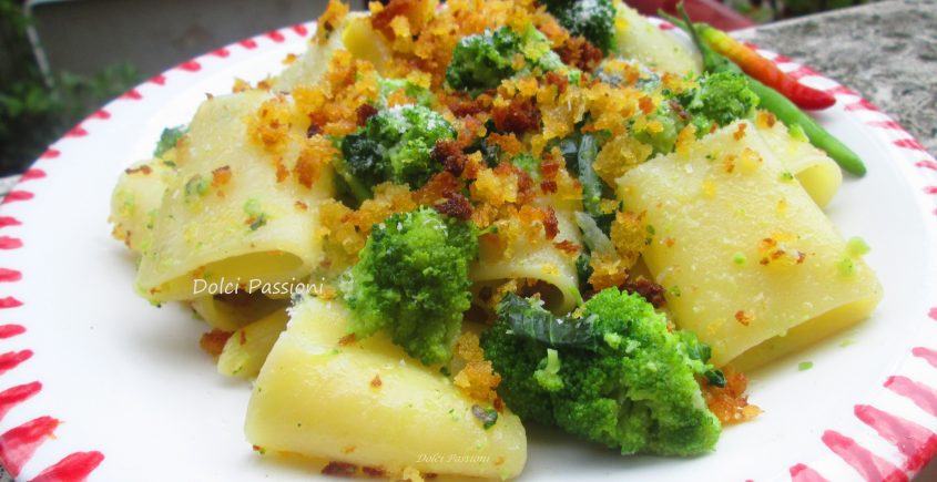 Paccheri con broccoli e mollica di pane tostata