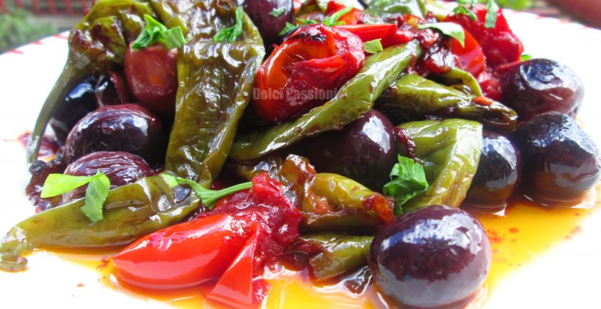 Olive dolci con peperoni e pomodori ciliegino