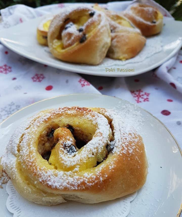 Danesi girelle di pan brioche con crema pasticcera e uvetta passa