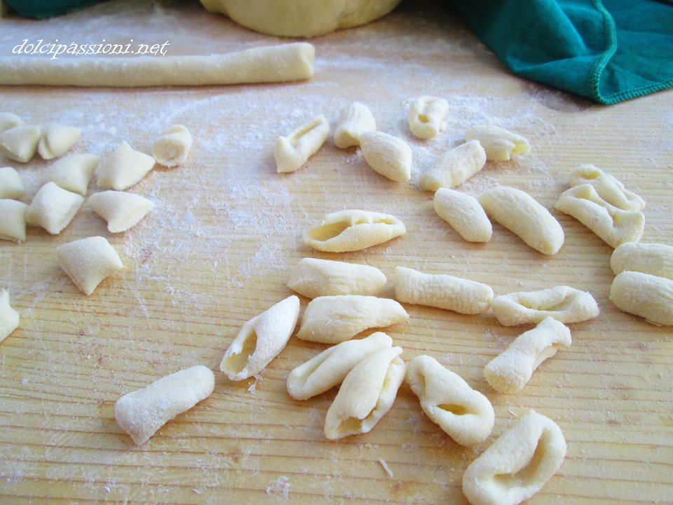 Cavatelli (preparati a mano) con Cardoncelli verdura, funghi Cardoncelli e salsiccia piccante