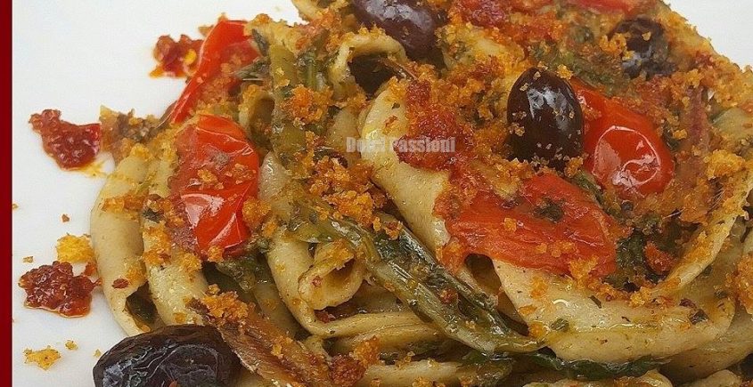 Maccheroni (preparati a mano con il ferretto) con cicorie rosse, nduja, olive e pomodorini