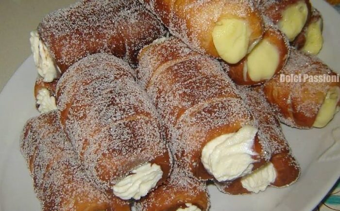 Cartocci con ripieno di crema pasticcera e ricotta
