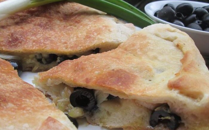 Calzone alla barese, con olive e sponsali