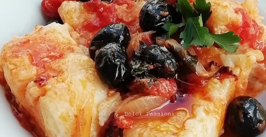 Baccalà con olive nere, cipolla e pomodorini