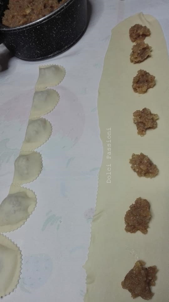Calzoncelli Pugliesi al forno con pasta di mandorle e vincotto