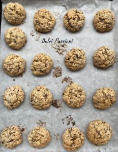 Biscottini morbidi con mandorle e gocce di cioccolato Biscottini morbidi con mandorle e gocce di cioccolato