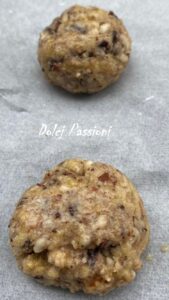 Biscottini morbidi con mandorle e gocce di cioccolato Biscottini morbidi con mandorle e gocce di cioccolato