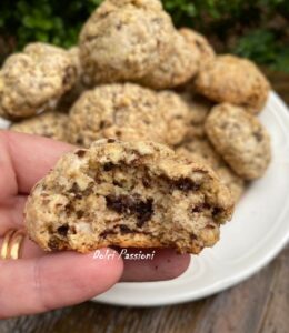 Biscottini morbidi con mandorle e gocce di cioccolato Biscottini morbidi con mandorle e gocce di cioccolato