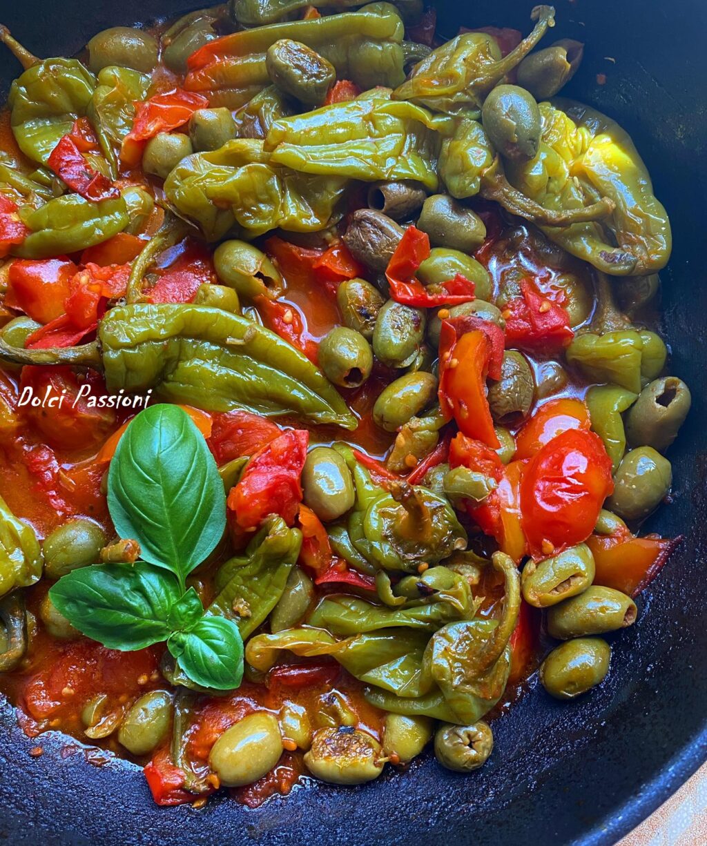 Peperoni “Friggitelli” con pomodorini e olive