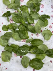 Olio profumato al Basilico: ricetta della Nina Olio profumato al Basilico: ricetta della Nina