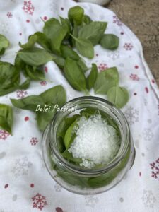 Olio profumato al Basilico: ricetta della Nina Olio profumato al Basilico: ricetta della Nina