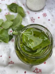 Olio profumato al Basilico: ricetta della Nina Olio profumato al Basilico: ricetta della Nina