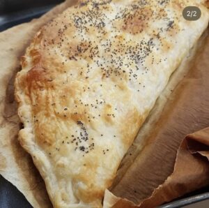 Rustico di pasta sfoglia ripieno di prosciutto cotto e mozzarella Rustico di pasta sfoglia ripieno di prosciutto cotto e mozzarella