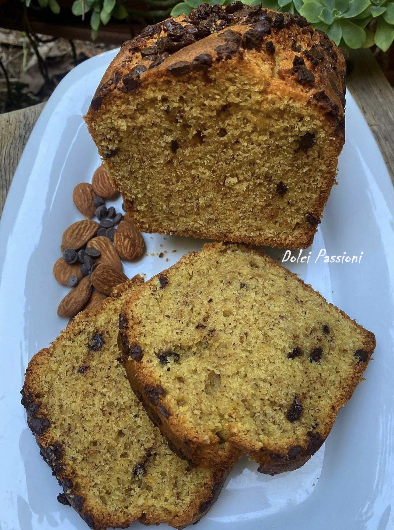 Plumcake con Mandorle e Gocce di Cioccolato