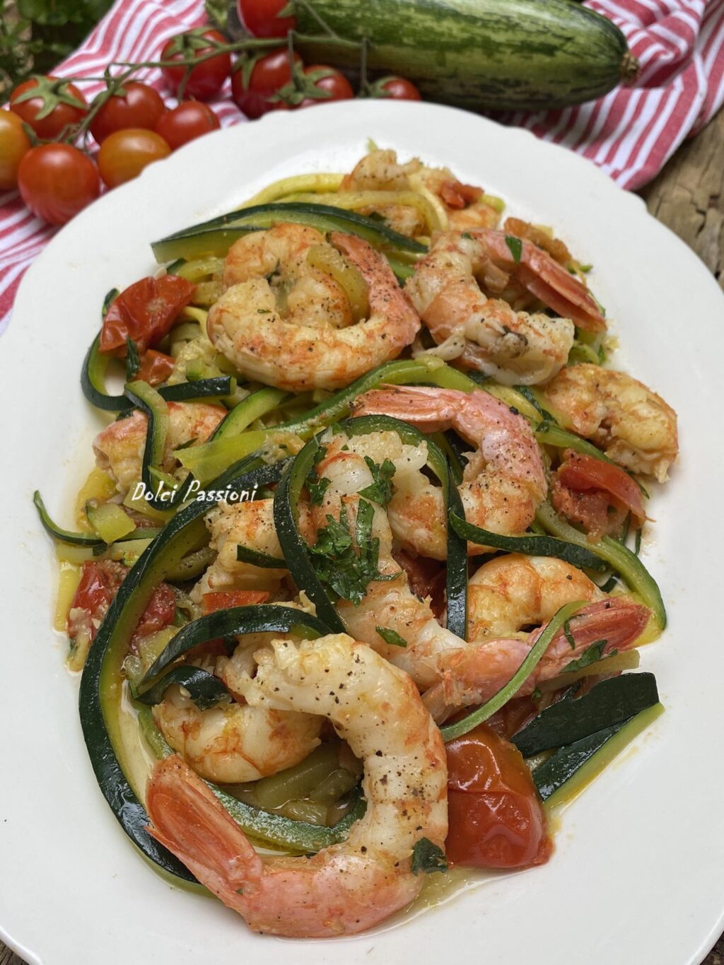 Spaghetti di zucchine, gamberi e pomodorini