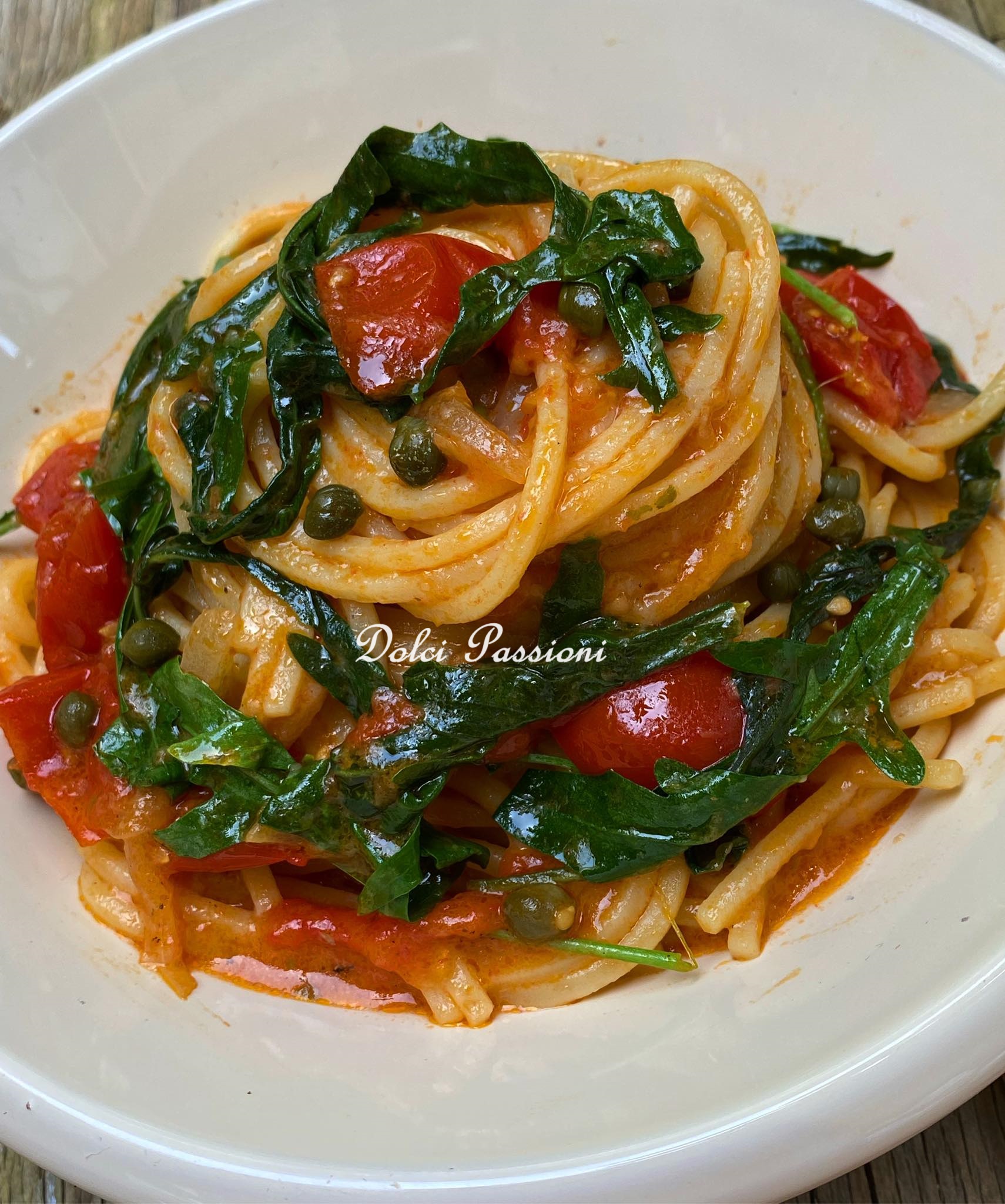 SPAGHETTI CON RUCOLA, POMODORINI. CAPPERI E PECORINO