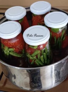 Conserva di fagiolini e pomodori in barattolo