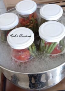 Conserva di fagiolini e pomodori in barattolo