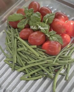 Conserva di fagiolini e pomodori in barattolo