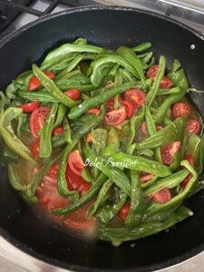 Peperoni "Friggitelli" con Pomodorini e Uova strapazzate: ricetta Lucana Peperoni "Friggitelli" con Pomodorini e Uova strapazzate: ricetta Lucana