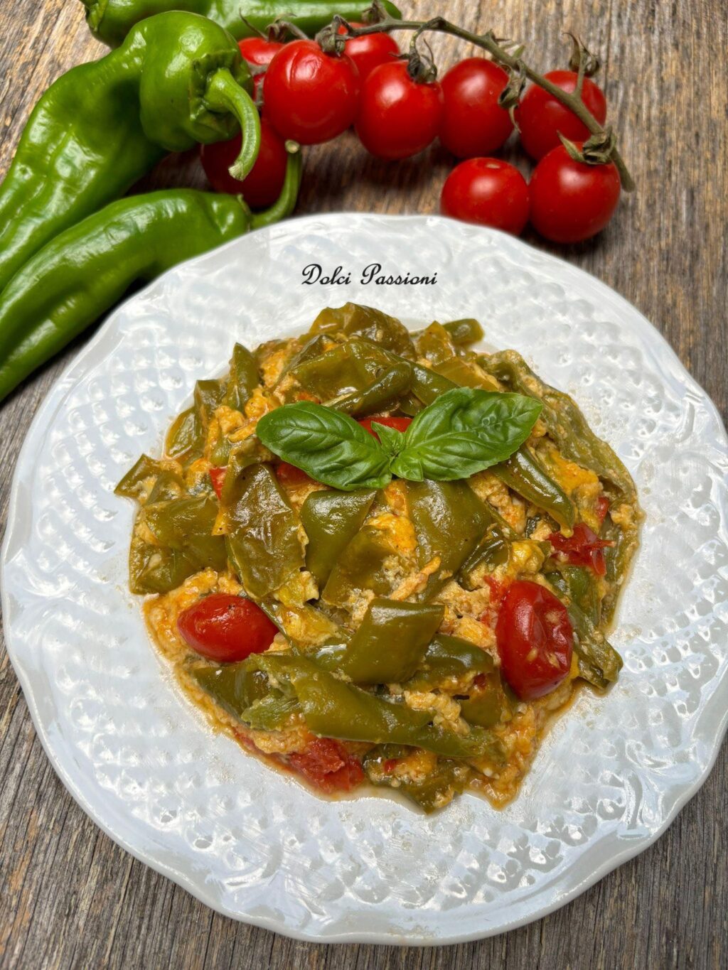 Peperoni “Friggitelli” con Pomodorini e Uova strapazzate: ricetta Lucana