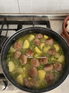 Polpette in umido con Piselli e Patate: ricetta facile della Nina