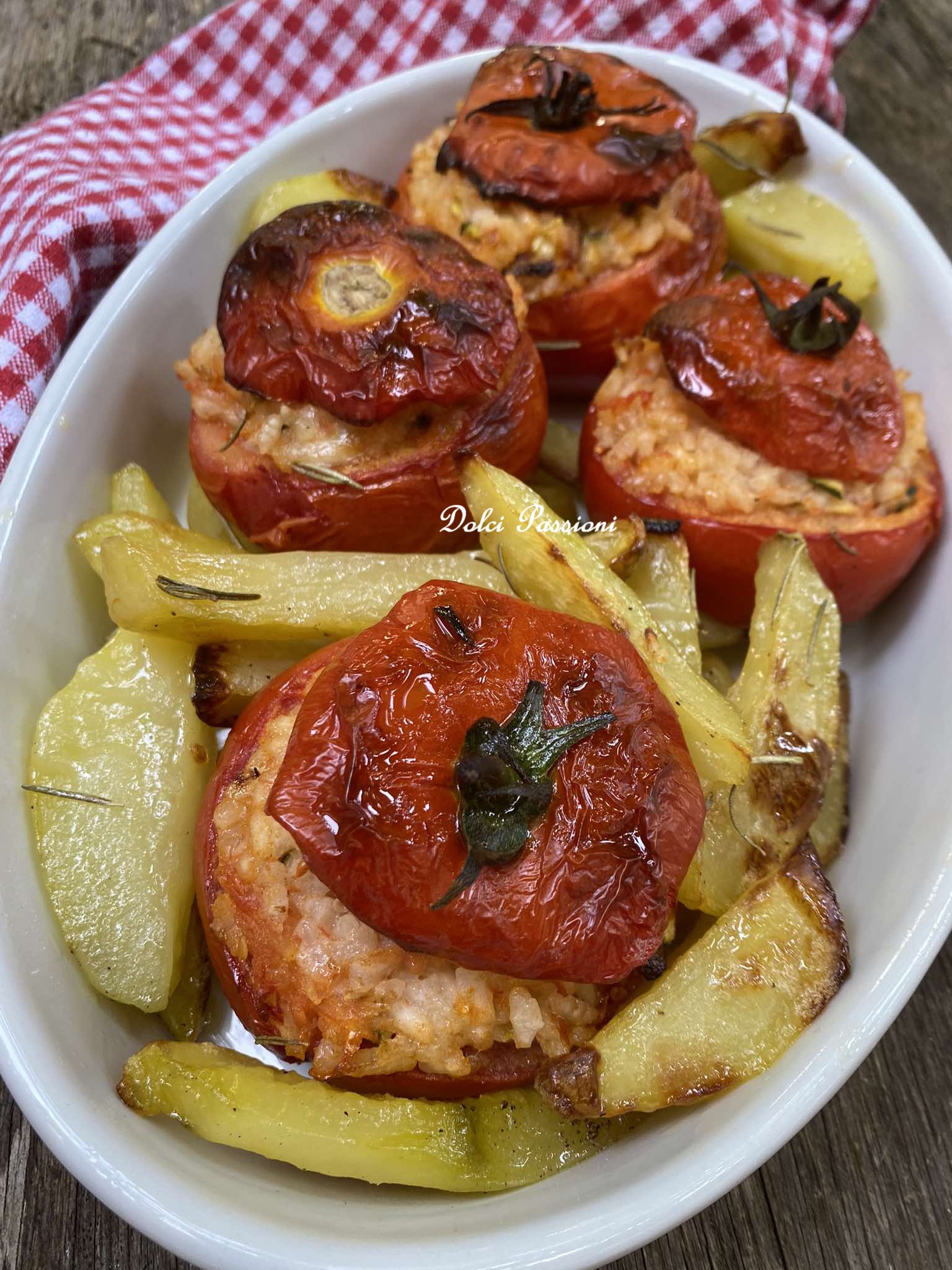 Pomodori ripieni di riso con contorno di patate