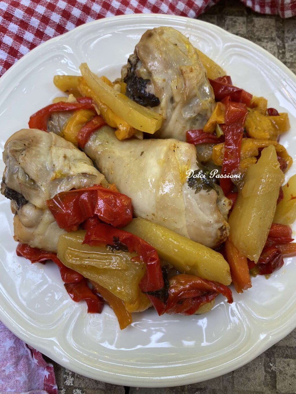 Cosce di Pollo con Patate e Peperoni