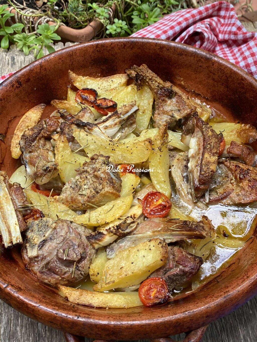 Agnello al forno con Patate, Pomodorini e Cipolle: Ricetta di mia Mamma Nella
