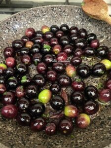 “Auui’ Sfritt” Olive nere fritte: dalla Puglia con Amore