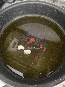 "Cicorielle" selvatiche ripassate in padella. Ricetta di mia Mamma Nella "Cicorielle" selvatiche ripassate in padella. Ricetta di mia Mamma Nella