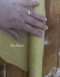 Calzone con Salsiccia e Cime di Rape: Antica ricetta Pugliese Calzone con Salsiccia e Cime di Rape: Antica ricetta Pugliese