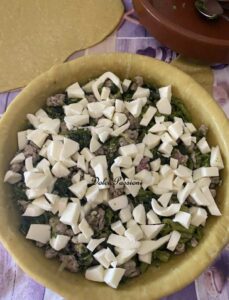 Calzone con Salsiccia e Cime di Rape: Antica ricetta Pugliese Calzone con Salsiccia e Cime di Rape: Antica ricetta Pugliese