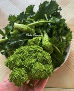 Calzone con Salsiccia e Cime di Rape: Antica ricetta Pugliese Calzone con Salsiccia e Cime di Rape: Antica ricetta Pugliese