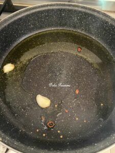 Calzone con Salsiccia e Cime di Rape: Antica ricetta Pugliese Calzone con Salsiccia e Cime di Rape: Antica ricetta Pugliese