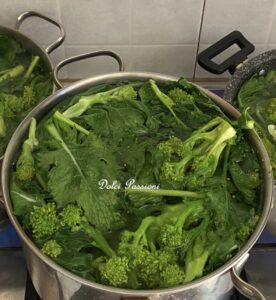 Calzone con Salsiccia e Cime di Rape: Antica ricetta Pugliese Calzone con Salsiccia e Cime di Rape: Antica ricetta Pugliese