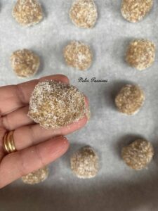 Amaretti Pugliesi: il profumo della Tradizione in un biscotto morbido e irresistibile Amaretti Pugliesi: il profumo della Tradizione in un biscotto morbido e irresistibile