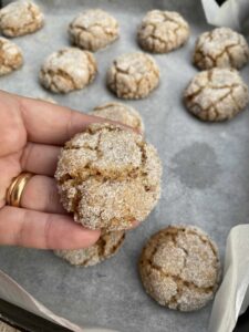 Amaretti Pugliesi: il profumo della Tradizione in un biscotto morbido e irresistibile Amaretti Pugliesi: il profumo della Tradizione in un biscotto morbido e irresistibile
