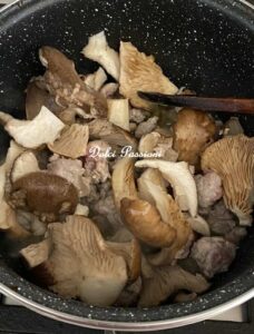 Orecchiette con Salsiccia, Funghi "Cardoncelli" e Pomodorini: un primo piatto Pugliese ricco di profumi, gusto autentico e tradizione. Una ricetta che conquista al primo assaggio.