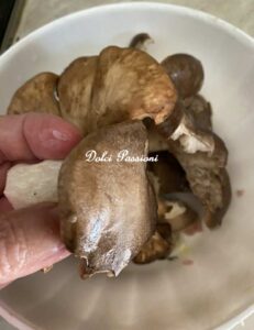 Orecchiette con Salsiccia, Funghi "Cardoncelli" e Pomodorini: un primo piatto Pugliese ricco di profumi, gusto autentico e tradizione. Una ricetta che conquista al primo assaggio.