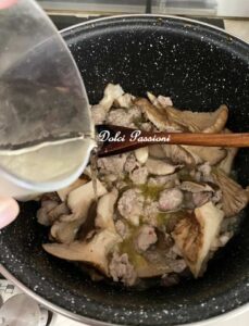 Orecchiette con Salsiccia, Funghi "Cardoncelli" e Pomodorini: un primo piatto Pugliese ricco di profumi, gusto autentico e tradizione. Una ricetta che conquista al primo assaggio.