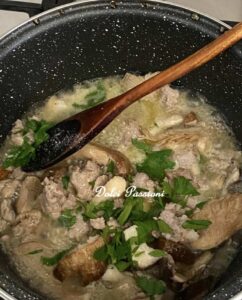 Orecchiette con Salsiccia, Funghi "Cardoncelli" e Pomodorini: un primo piatto Pugliese ricco di profumi, gusto autentico e tradizione. Una ricetta che conquista al primo assaggio.