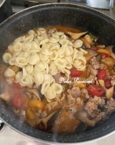 Orecchiette con Salsiccia, Funghi "Cardoncelli" e Pomodorini: un primo piatto Pugliese ricco di profumi, gusto autentico e tradizione. Una ricetta che conquista al primo assaggio.