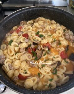 Orecchiette con Salsiccia, Funghi "Cardoncelli" e Pomodorini: un primo piatto Pugliese ricco di profumi, gusto autentico e tradizione. Una ricetta che conquista al primo assaggio.